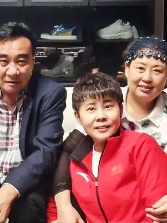 王濛说：夺冠之后，我才知道，原来女孩也能祭祖的。
 
小时候，她因为是女孩，一出