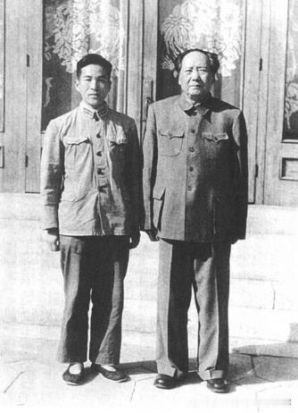 1962年3月，毛泽东与高碧岑合影。