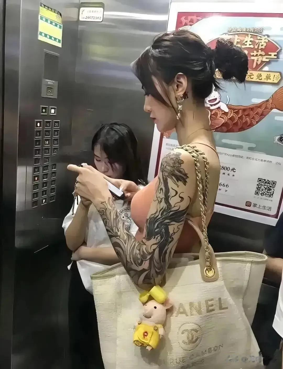 这个女孩子不简单，不一般，举止优雅，气定神闲，只可惜这条花膀子，将来到老的时候，