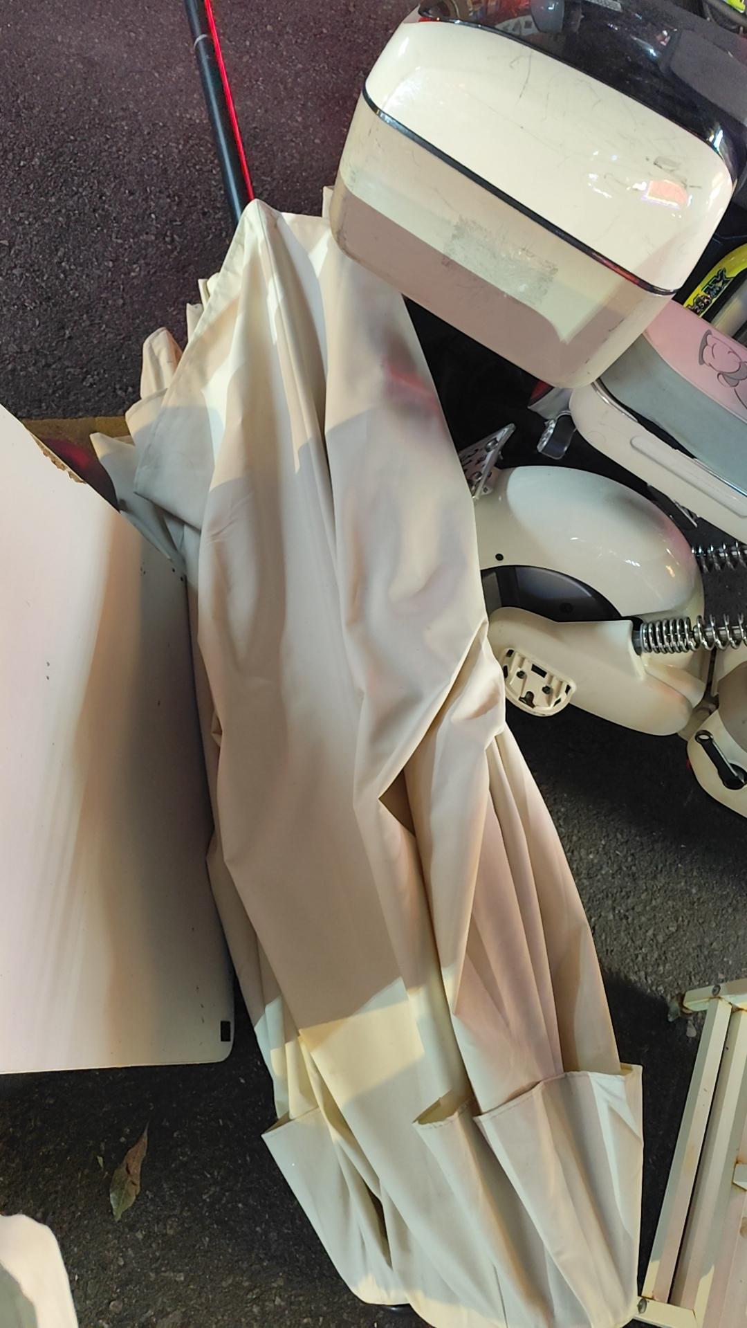 昨晚开三轮车跑了六十多公里到罗湖带了一把二手的伞和两个架子，回来都凌晨一点多了，