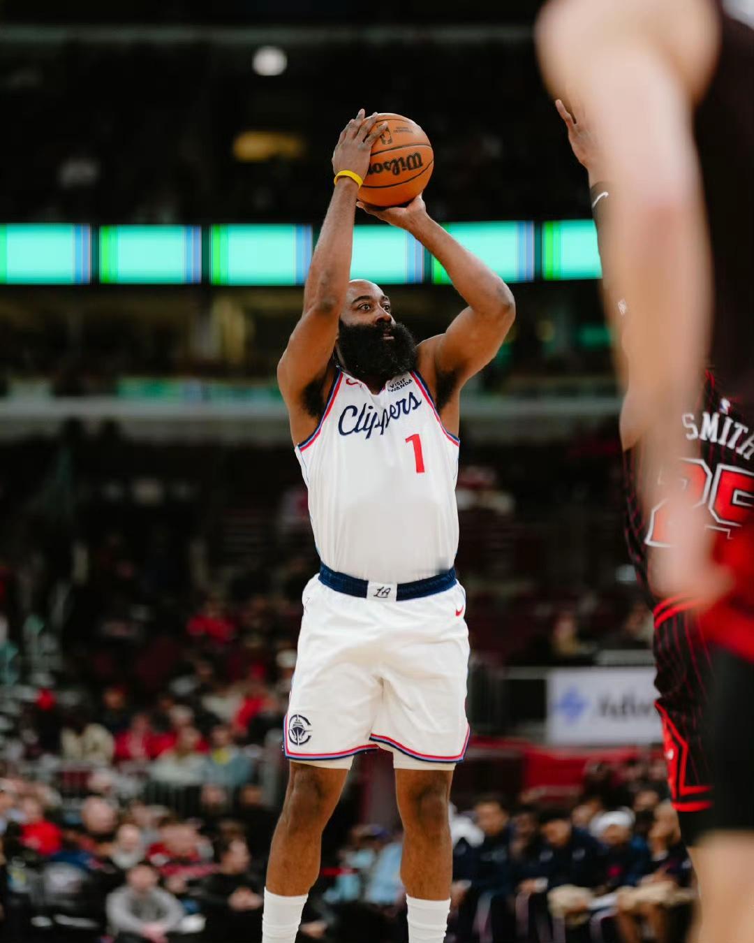 三分低至19.6％！哈登近6场三分球投篮如下。
——公牛，三分3/9，33.3％