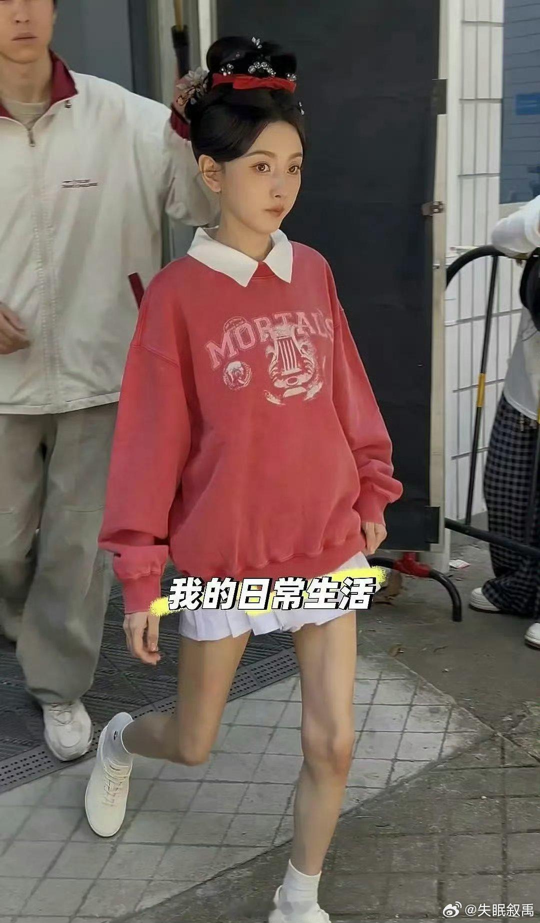 宋祖儿的腿瘦凹回去了以前她被说胖的时候，全网都在催减肥，现在瘦成这样，又开始有人