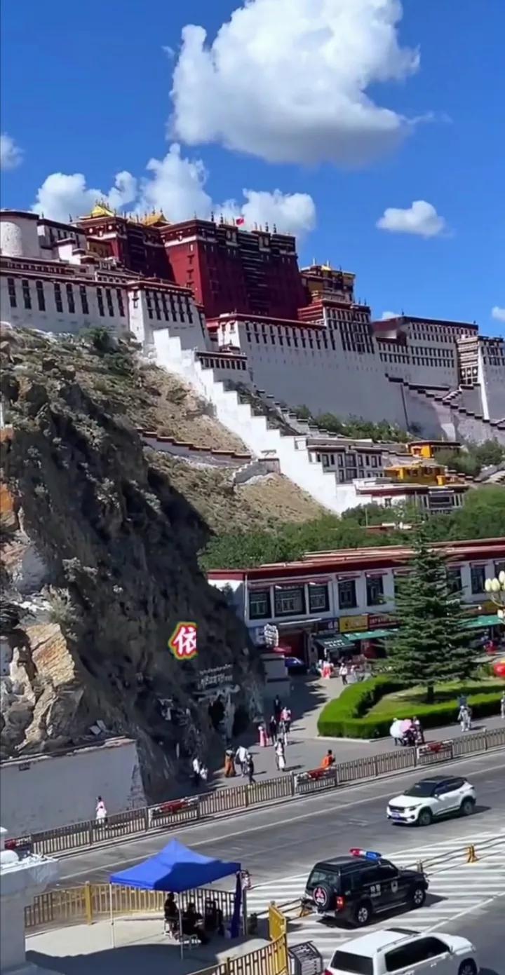看来呀，刀郎和云朵的事根本就不是一个师徒解除合同的事，不是单纯云朵离开师傅的问题