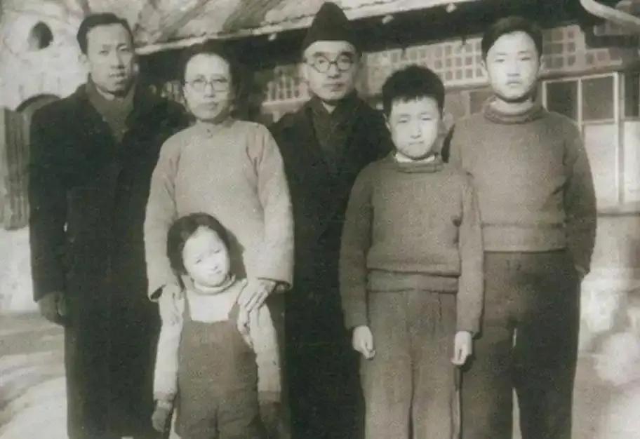 1984年，朱自清icon的长子朱迈先icon，被枪决33年后，湖南法院复查时，