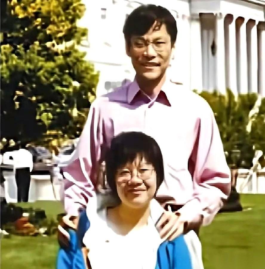 翻到一张九十年代末的老照片。镜头里，是当时还在美国的李国庆和俞渝。
顺着这张老照