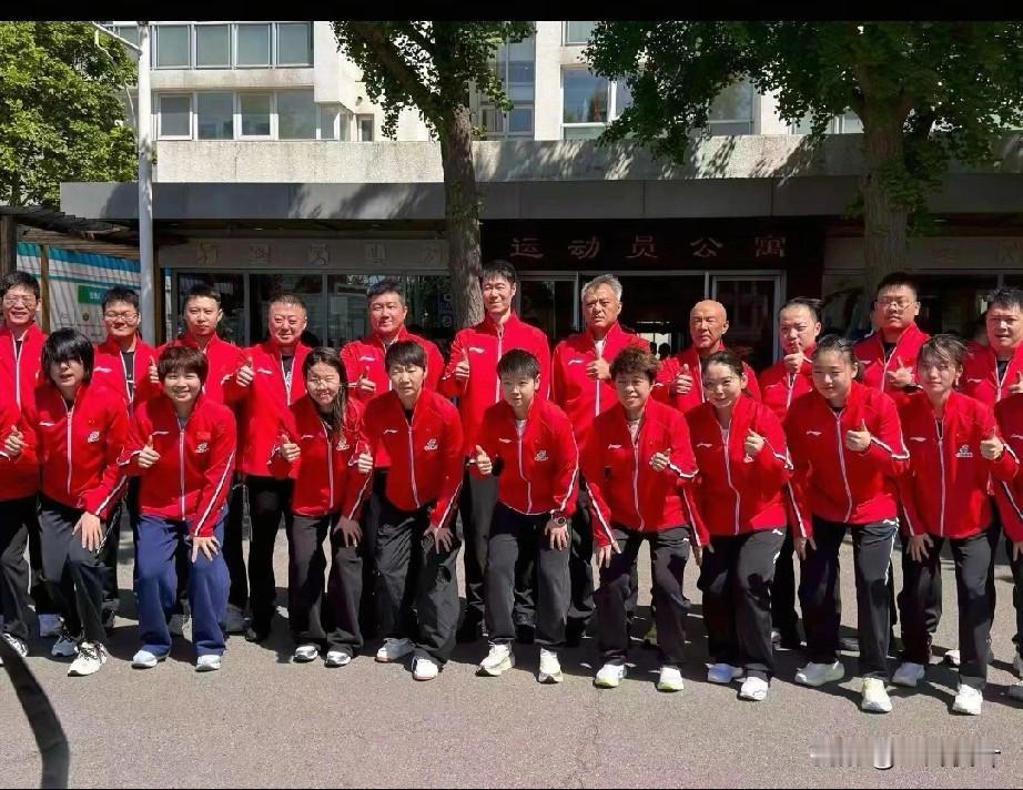 4月27日，参加伦敦世乓赛出发前的合影来了，大家看看蒯曼左边的运动员是谁？这个可