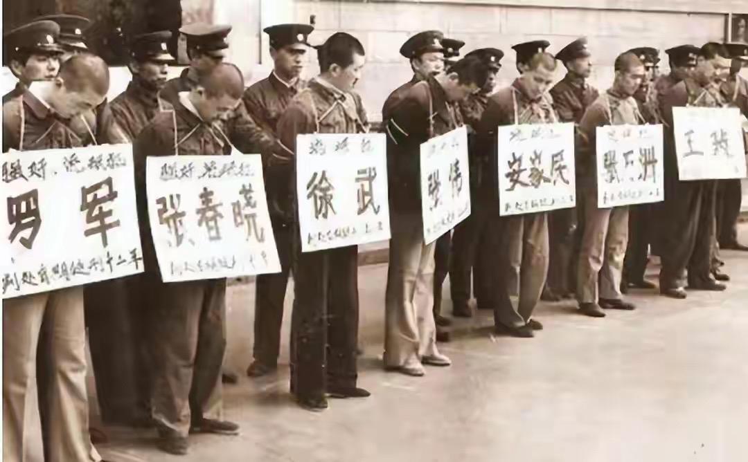 83年严打有多严？

非常非常严，严到连南美毒贩、意大利黑手党都闻风丧胆那种。
