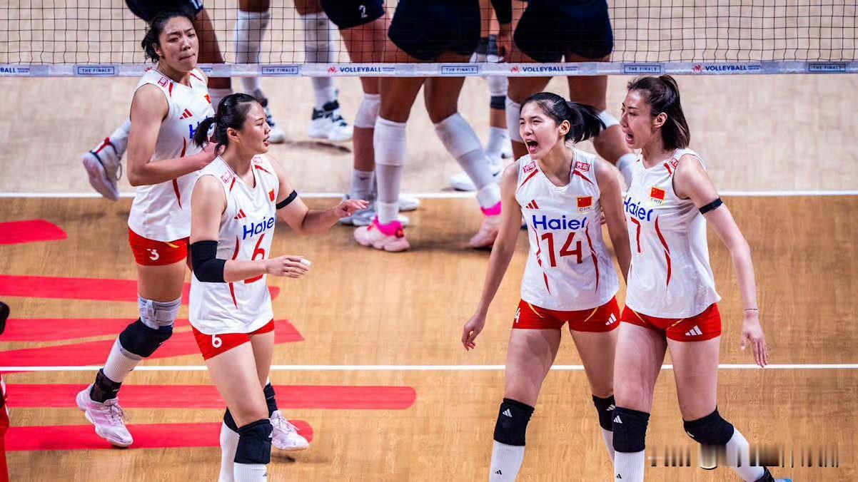 中国女排3-2逆转美国女排，全队得分一览：

庄宇珊17分，42扣15中1拦1发
