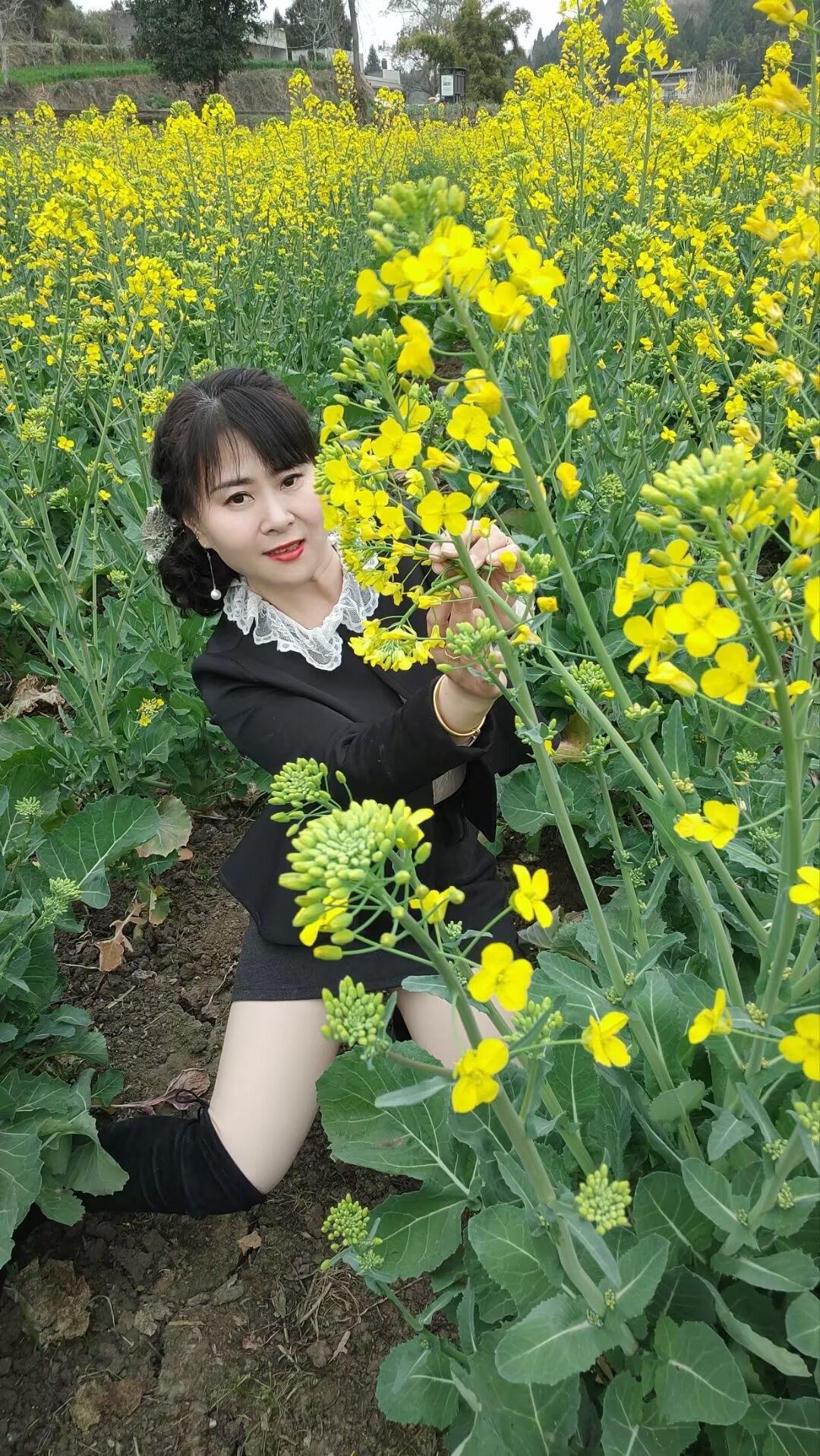 既然去不了诗和远方，那就在附近的田间走走，看看油菜花，只要有欢喜心，人...