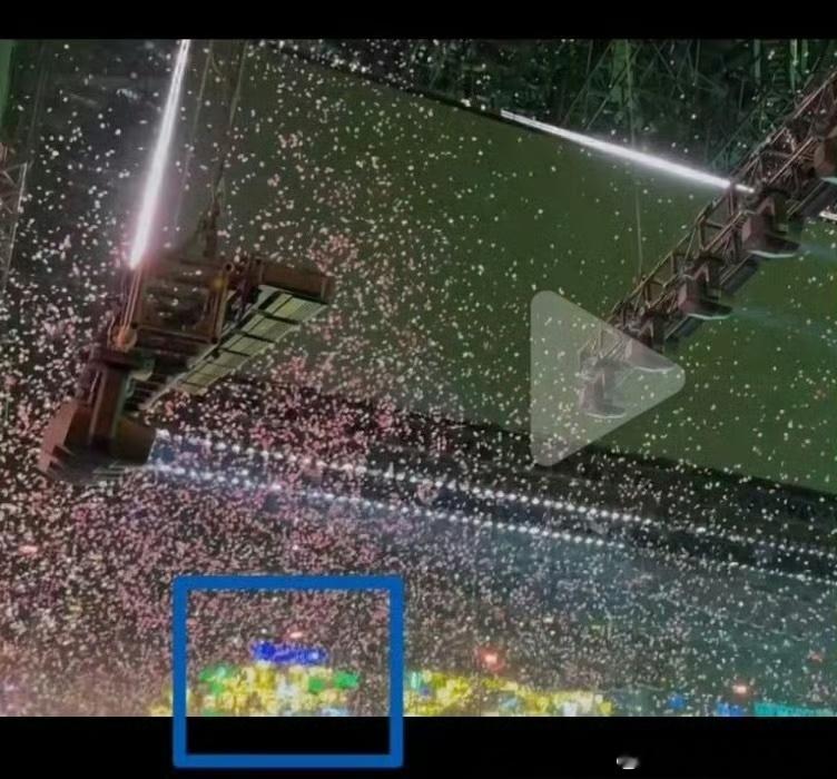 谁又嗑到了！贺峻霖微博视频里拍了翔霖灯牌