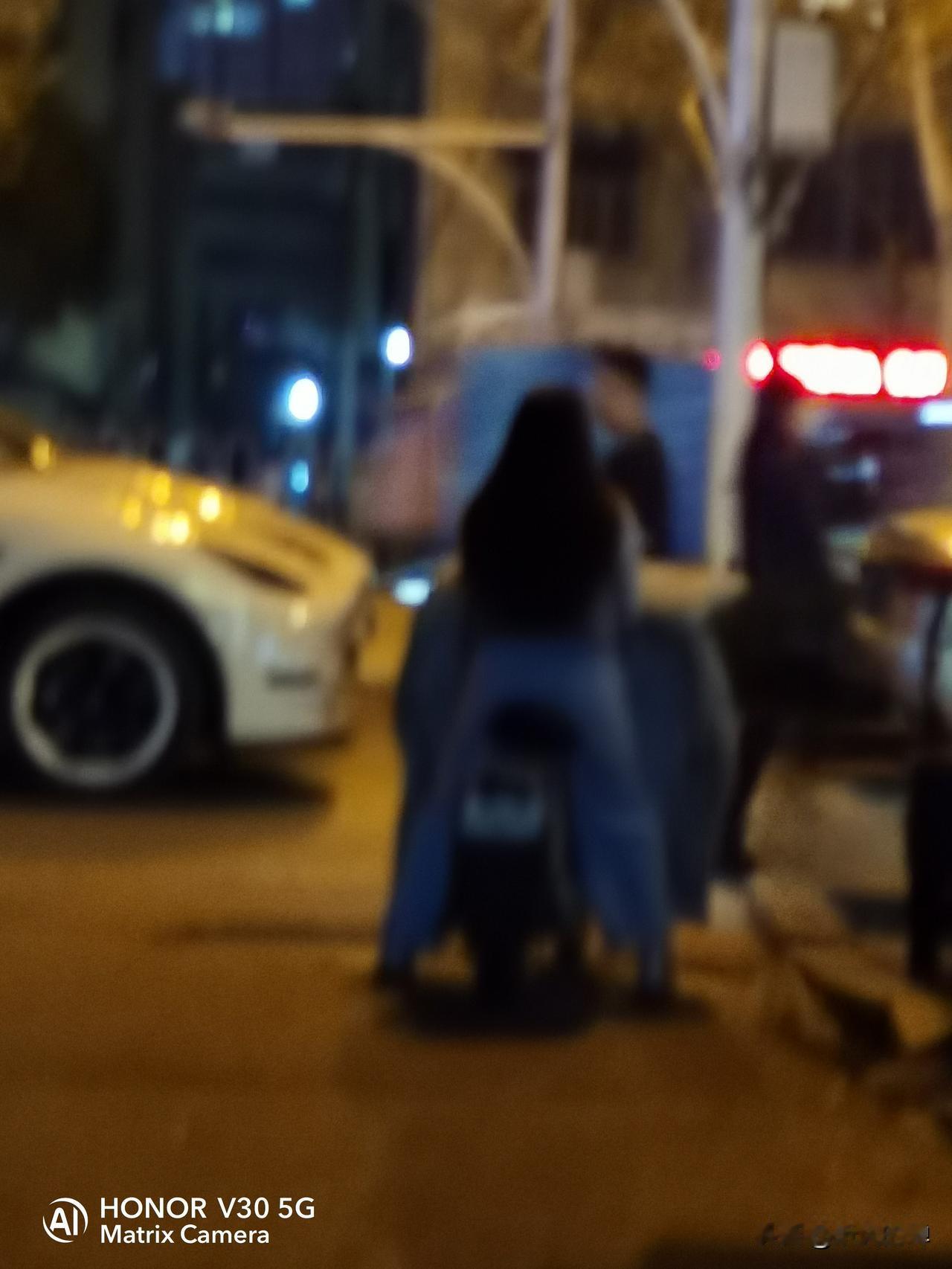 喜欢传话的人很可恶，就是一颗定时炸弹，随时都有可能引爆。

之前有个朋友风就是个