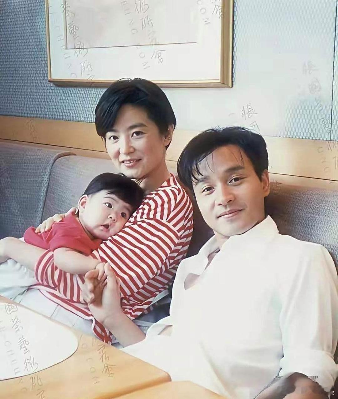 1996年，林青霞生下大女儿邢爱林后，好友张国荣特意跑去探望。 