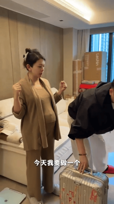 36岁谈莉娜剖腹产产子谈莉娜晒一家三口牵手照36岁谈莉娜顺利剖腹产诞下宝宝，暖心