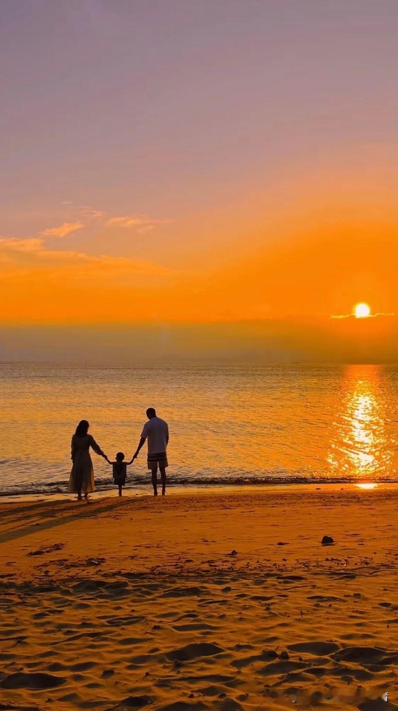 我觉着吧，幸福不是大富大贵，而是早上被阳光晒醒，能慢悠悠喝碗热粥；是加班到再晚，