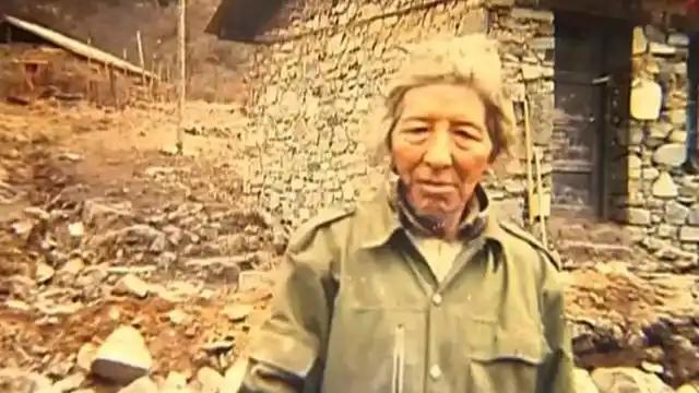 [中国赞]家是玉麦，国是中国！将近一半的领土被印度侵占，一位藏族老人，带着两个女