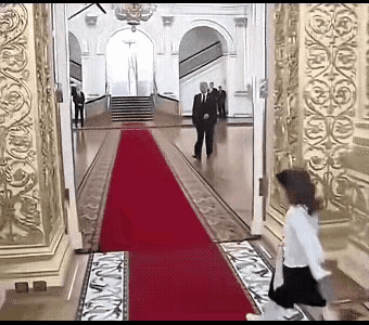 普京对小孩的态度，是非常值得肯定的，堂堂一个大国的总统，为了和这个孩子交流，能够