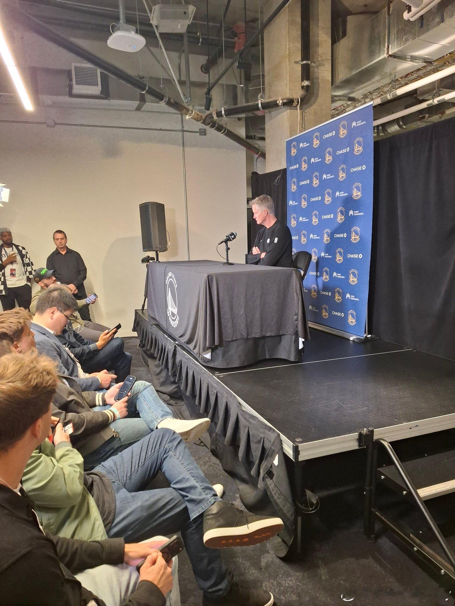 谈到本场比赛双方在战术会有什么收获，科尔：“其实没有。” 