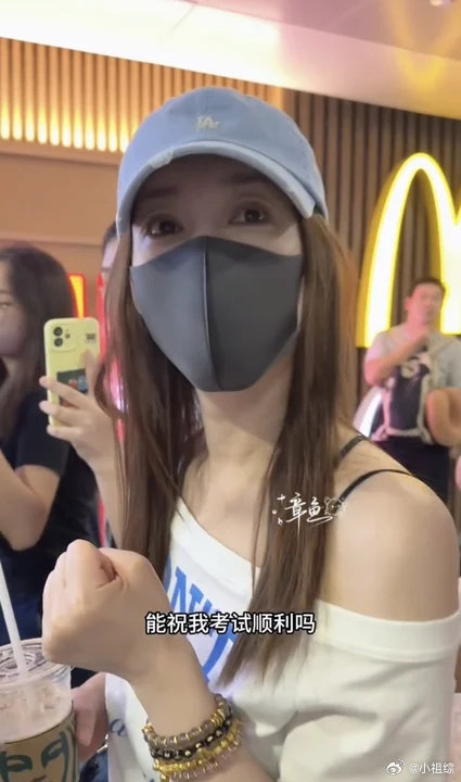 李小冉出发录制新综艺就这个熟人局爽！李小冉出发录制新综艺不想睡的星期五啦！李小冉