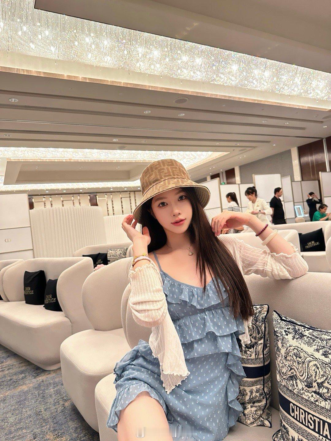 Dior私享会~[太开心]体验感很好 送了伴手礼自己手工绘画的杯子好喜欢捏 ​​