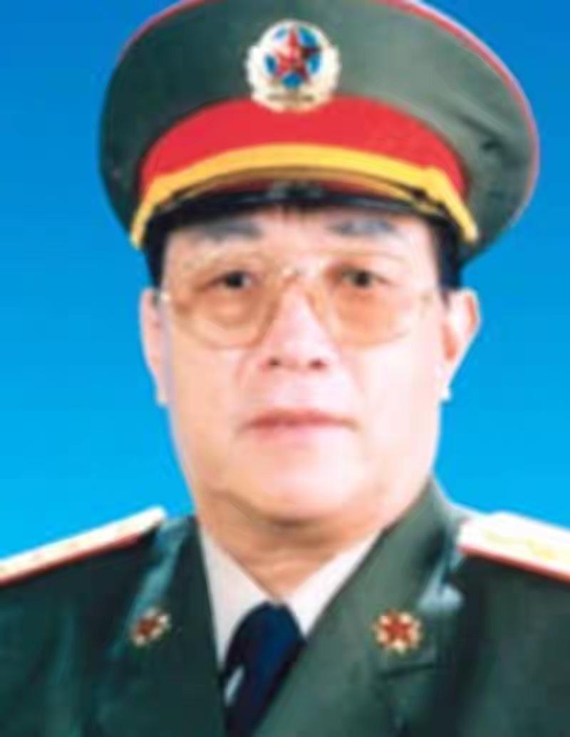 他担任过北京军区司令员，62岁升上将，指挥了国庆50周年阅兵式。你知道这个将军是