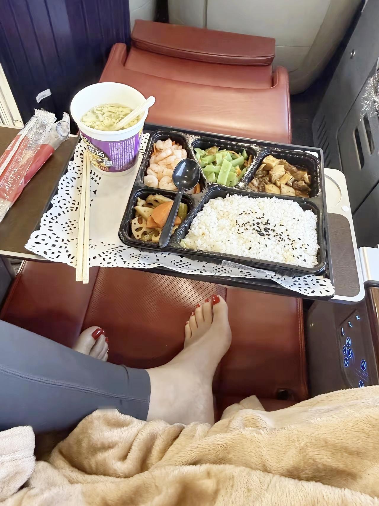 猜一猜！飞机上配泡面的舱位是什么等级？猜对的都是旅行达人
来个小挑战！看这飞机餐