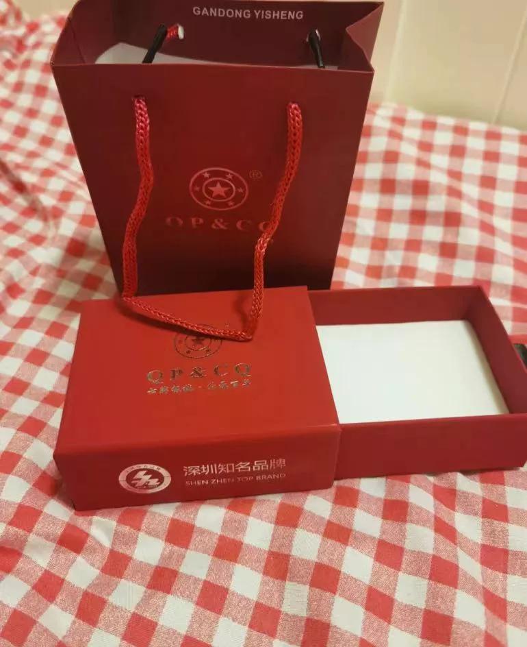 订婚宴闺蜜送了个空盒子
认识十多年的闺蜜订婚宴送的礼物回家拆开发现是空的，没有夹