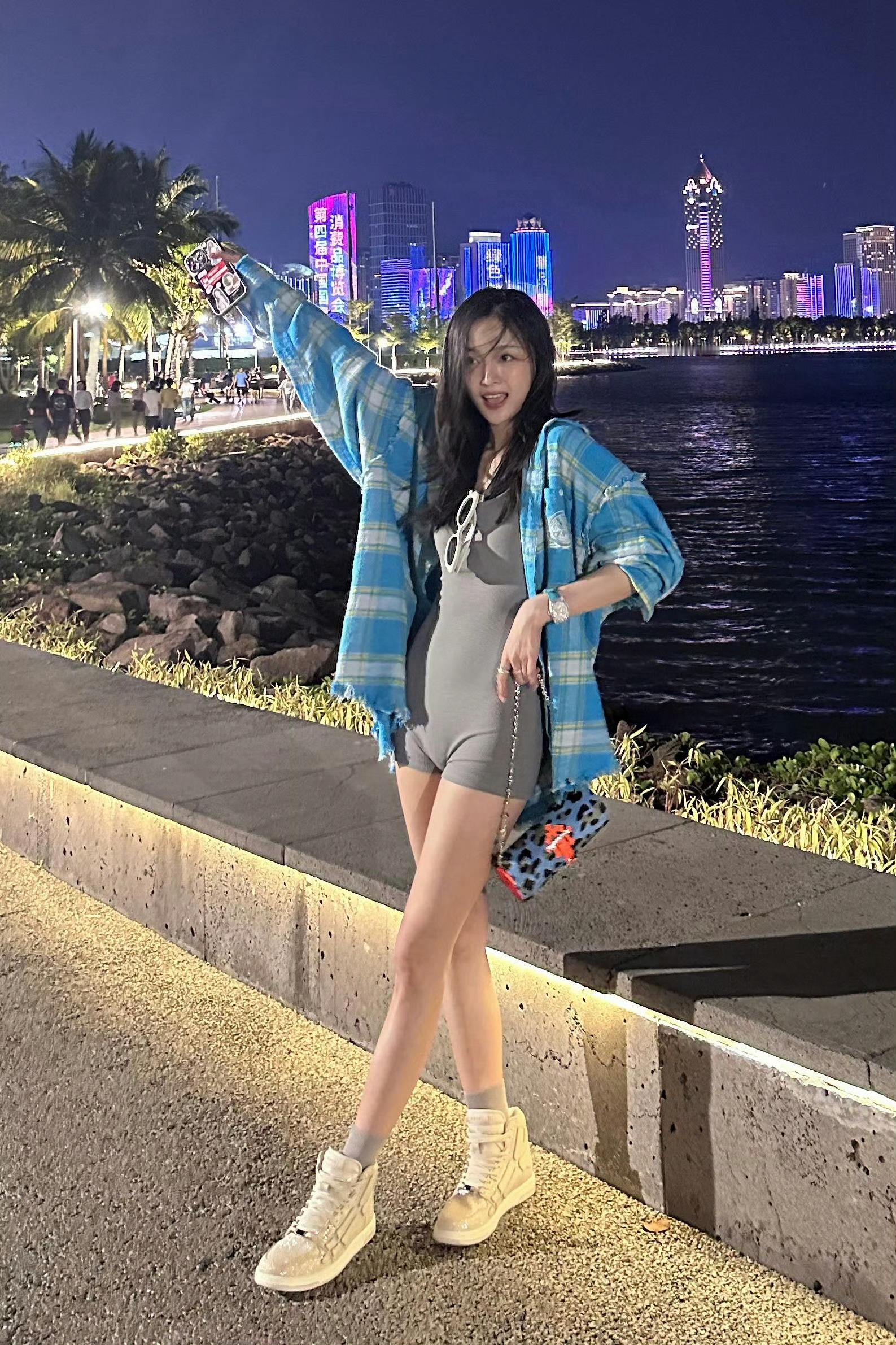 吴宣仪💙｜全新美拍～紧身短裤大显纤细身材[哇] ​​​