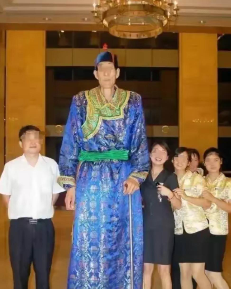 中国第一巨人鲍喜顺：不听医生劝告非要生子，现在儿子长到多高？被称之为“中国第一巨