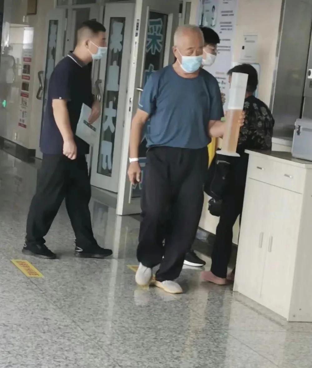 医院看到的大爷验尿