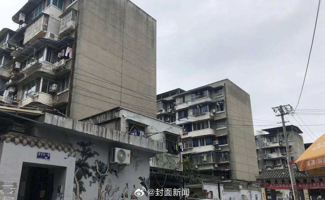 【#业内人士称老破小在升学季后会更火#】#老破小为什么火了# 随着各地陆续落实央