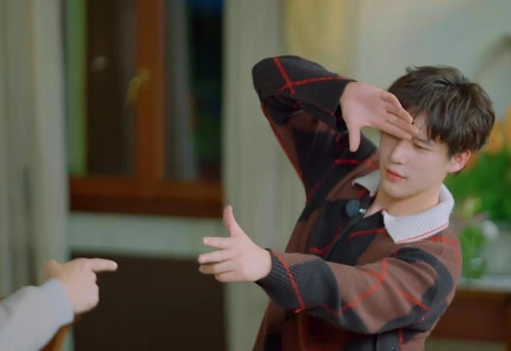 王安宇大背头《现在就出发3》被王安宇狠狠拿捏，简单装束穿出贵气小王子范，大背头造