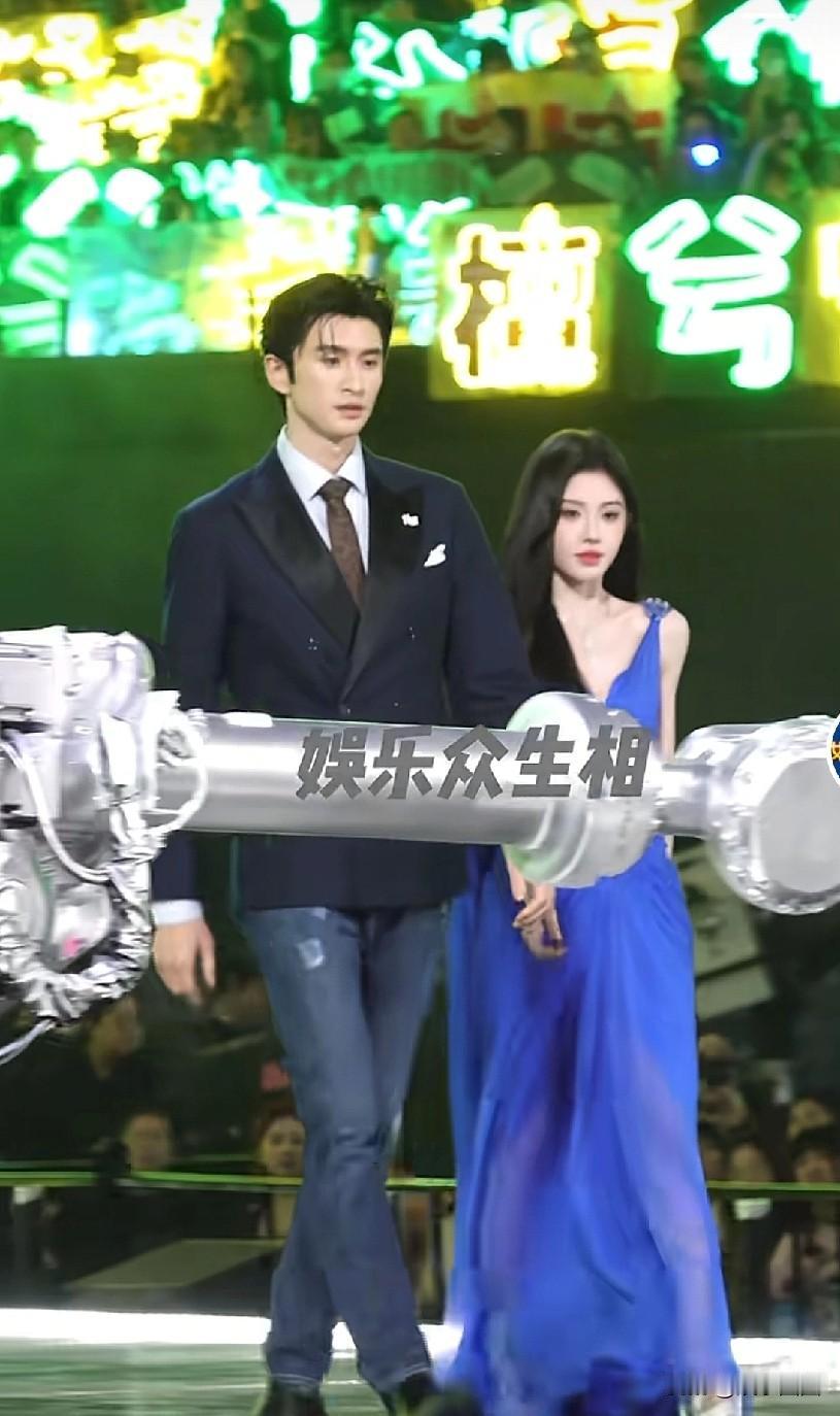 第一眼光看小鞠去了，
第二眼张云龙你穿的什么？