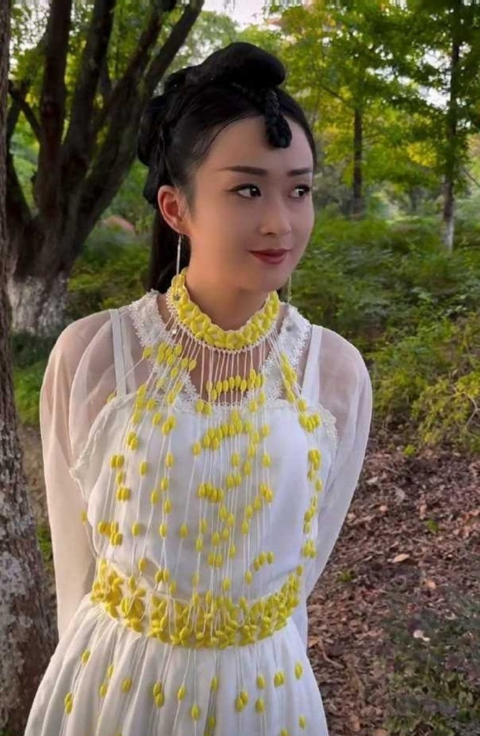 这位小网红每天不是仿赵丽颖就是仿张娜拉，别说还真有点神似… 