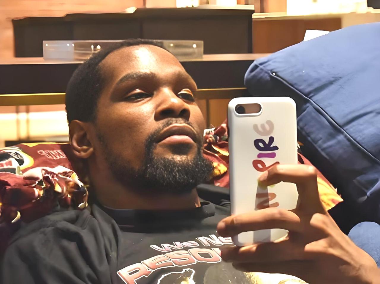 摊上事了，杜兰特疑似用小号吐槽队友申京、史密斯以及太阳的布克。

都知道，杜小帅