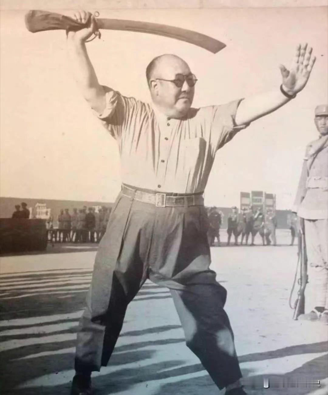 1943年的西北，体重三百斤的马鸿逵当众展示刀法，模样十分滑稽。
被人称作“滑马