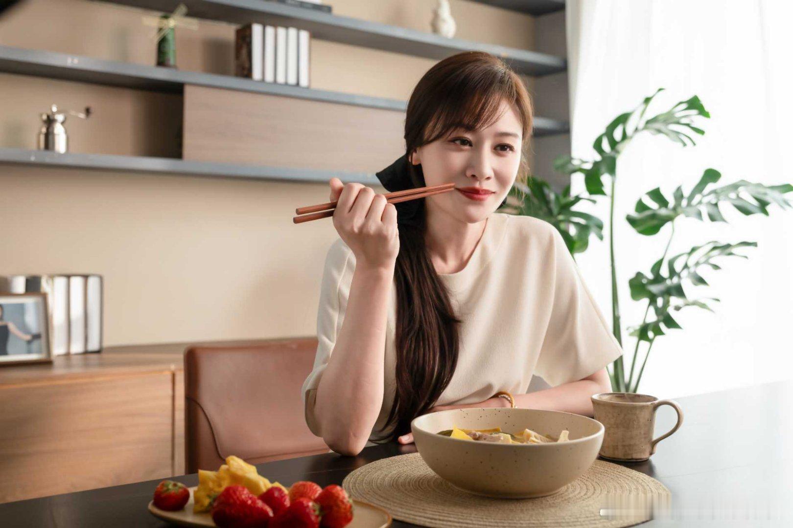 大王椰与叶一茜一起定义家的底色叶一茜家里每一块大王椰板材都像是在讲故事，沉稳和温