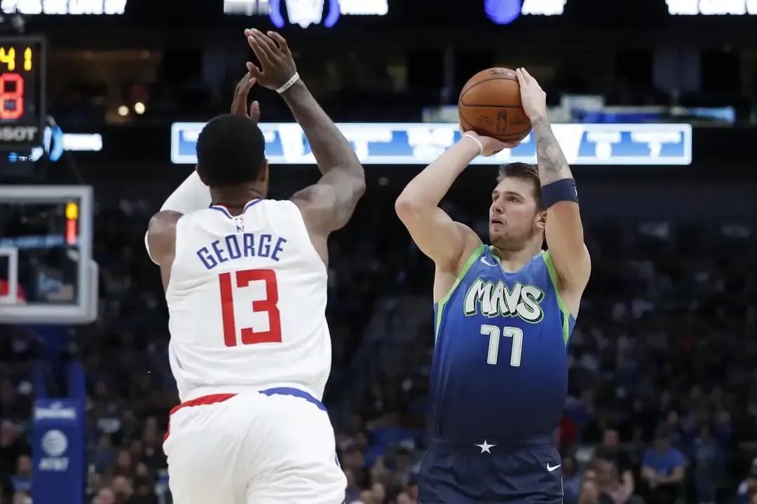 快船还剩二场比赛，基本稳定西部第四，卡乔组合5年3次战独行侠。
第一，快船接下来