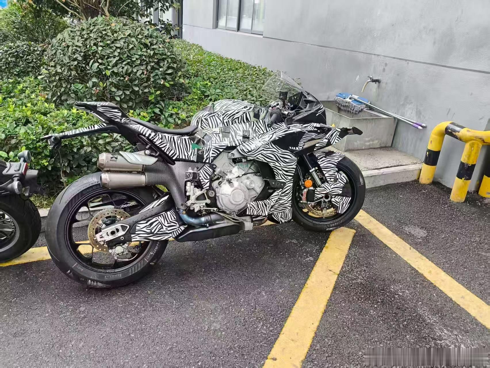 春风V4SR量产版工程样车曝光    