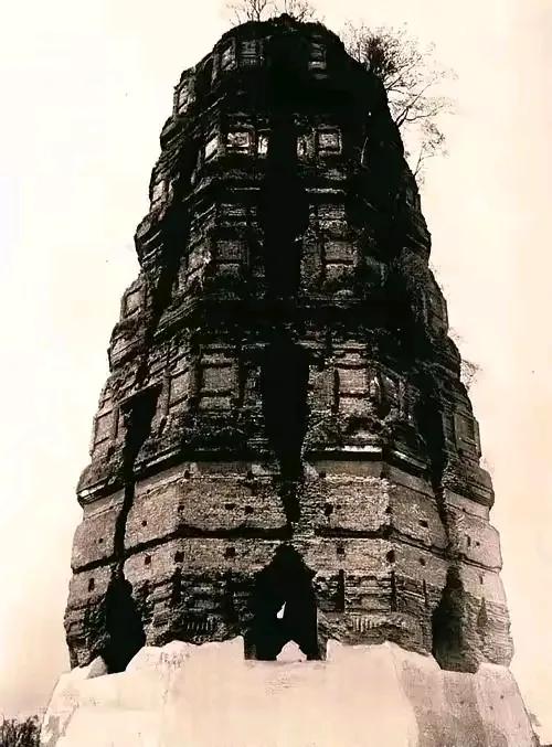 你都不敢相信，这是大名鼎鼎的雷峰塔。
建国时期的雷峰塔竟然是这么一个破旧不堪的模