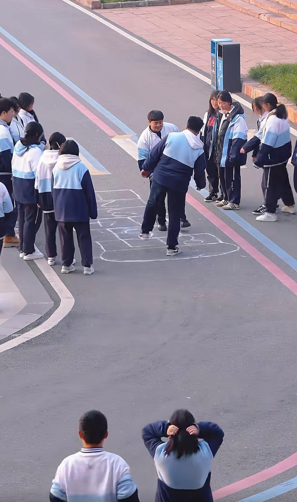 原来不论年纪多大，每个人都会保有一颗童心，就看在什么时候激发。就像四川德阳的一所