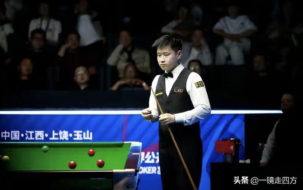 刚刚结束的一场斯诺克世界公开赛正赛首轮中国德比战，赵心童5-4险胜龙泽煌，为中国