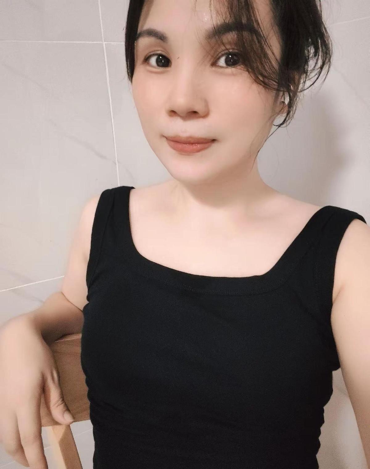 客厅成了新操场，手机一关，世界就安静了。
25到35岁的人，不跑公园了，不打卡朋