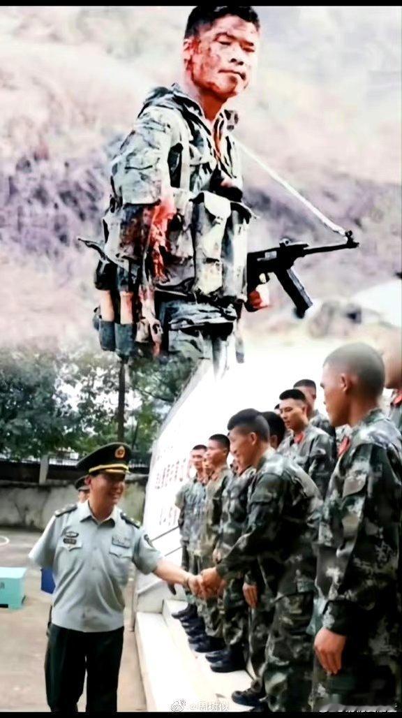 1984年，我军战士丁晓兵右臂被炸伤，为了不连累战友，他竟取出匕首，以惊人的毅力