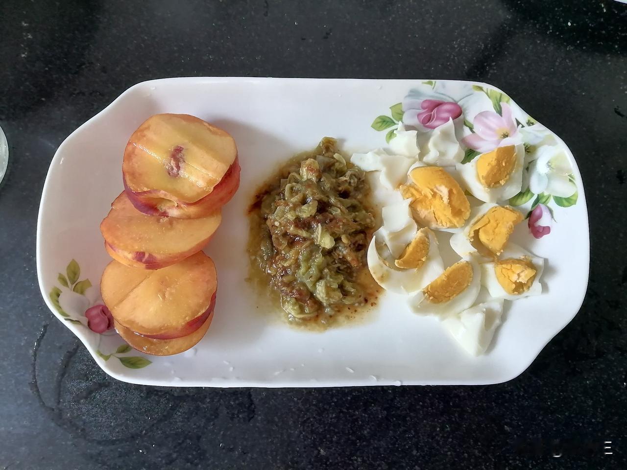早晨，我给自己做了一份简单的早餐。

我今天的早餐有三样食物：煮熟的鸡蛋，煮软的