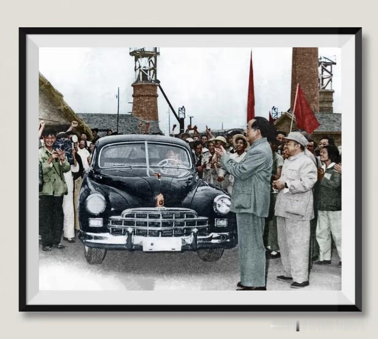 1958年9月18日毛主席在安徽省委机关钢铁厂视察。