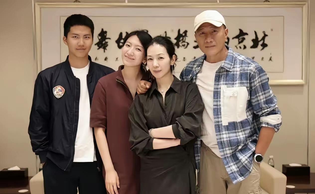 胡军的一双儿女已悄然长大，儿子胡皓康更是出落得英俊挺拔，气质出众。尽管他拥有引人