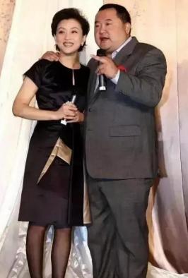 1994年，26岁的杨澜非要和银行上班的丈夫张一兵离婚，转身嫁给了体重200斤，