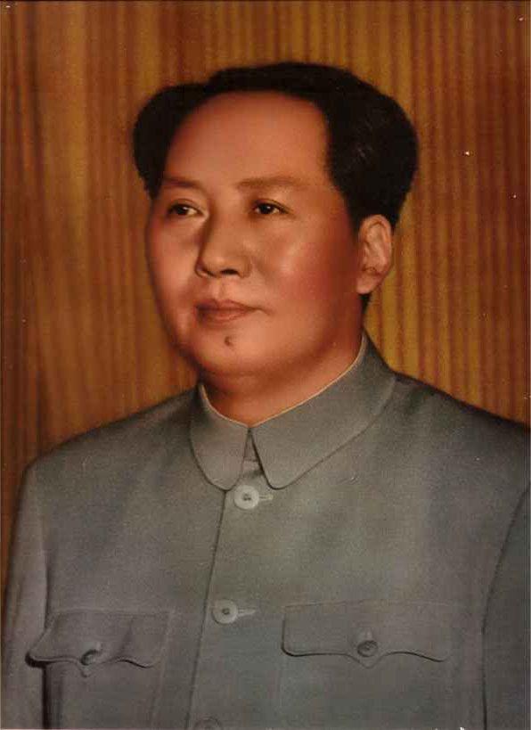 1963年夏天，卫士周福明陪毛泽东吃晚饭时，忍不住提了一句："主席，这件睡衣今年
