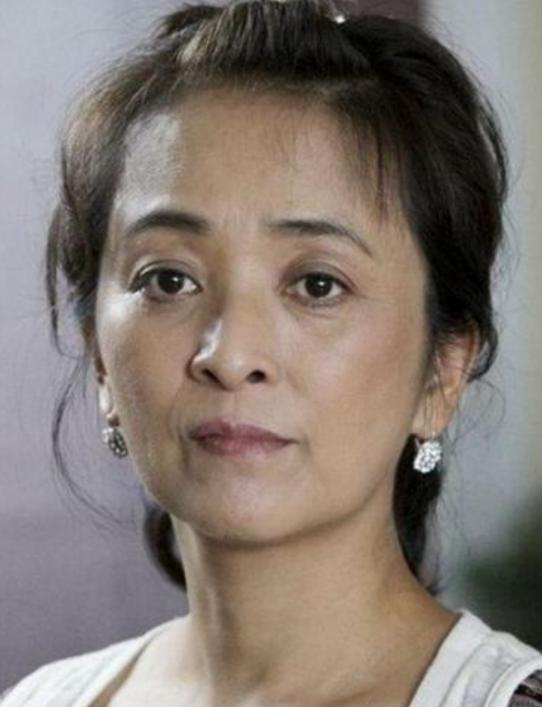 一婚嫁日本人，二婚美国、三婚法国，就是不嫁中国的她，现状如何。

麻烦看官老爷们