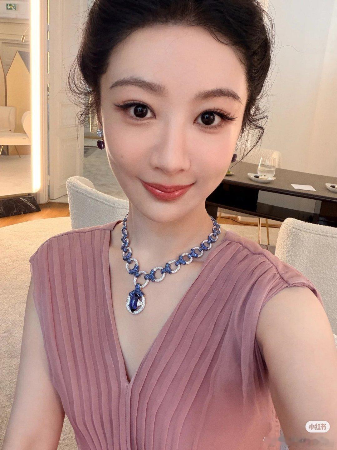 杨紫 杨紫李祯沉浸在姐姐的美貌中在生活的路上，善待自己！努力活成自己喜欢的样子，